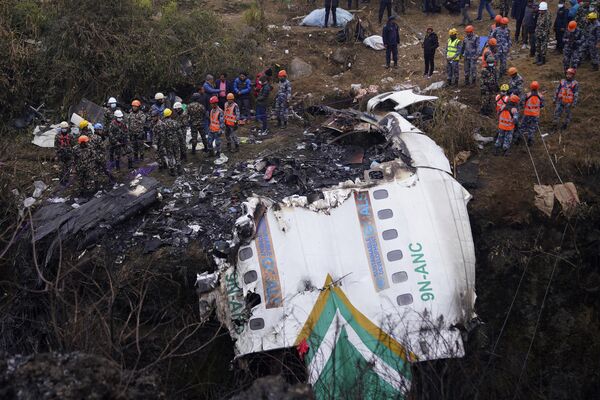 Los equipos de rescate trabajan en el lugar del accidente de un avión de pasajeros en Nepal que despegó de Katmandú con destino a Pokhara con 72 personas a bordo. - Sputnik Mundo