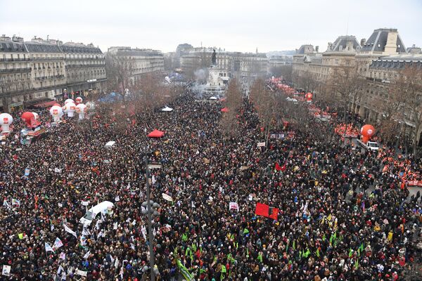 Manifestantes protestan contra el plan del presidente francés, Emmanuel Macron, de aumentar la edad de la jubilación de 62 a 64 años en la Plaza de la República, París. - Sputnik Mundo