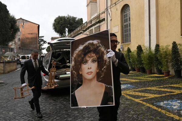 Así se preparan para darle el último adiós a la fallecida estrella del cine italiano Gina Lollobrigida en el Ayuntamiento de la Colina Capitolina de Roma. - Sputnik Mundo