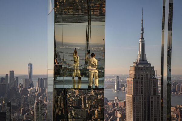 Una chica toma fotografías frente a una panorámica de Manhattan en el mirador One Vanderbilt de Nueva York, EEUU. - Sputnik Mundo