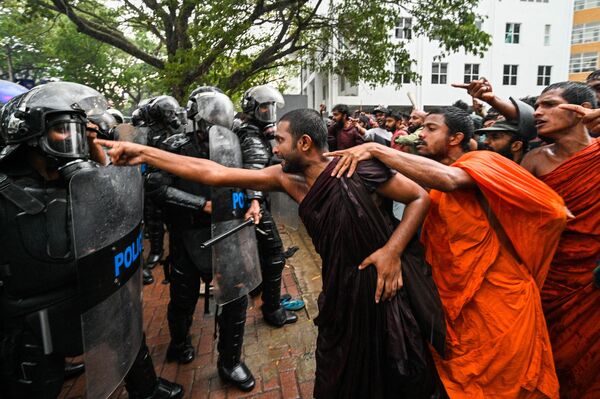 Enfrentamientos entre la policía y los manifestantes durante las protestas antigubernamentales que exigen la liberación del líder de la federación interuniversitaria de estudiantes, Wasantha Mudalige, en Colombo, Sri Lanka. - Sputnik Mundo