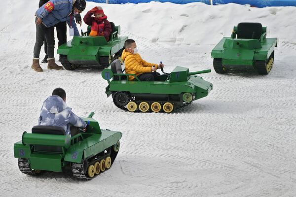 Varios niños manejan tanques de juguete en un parque chino de Pekín. - Sputnik Mundo