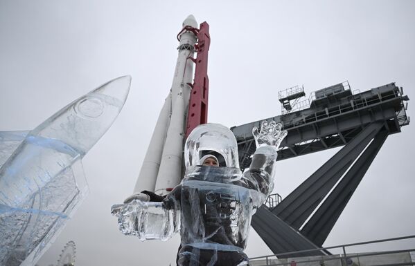 Una mujer toma una fotografía durante una presentación de esculturas de hielo en la Exposición de los logros de la economía nacional (VDNJ por sus siglas en ruso) en la capital rusa de Moscú. Una mujer toma una fotografía durante una presentación de esculturas de hielo en la Exposición de los logros de la economía nacional (VDNJ por sus siglas en ruso) en la capital rusa de Moscú. - Sputnik Mundo
