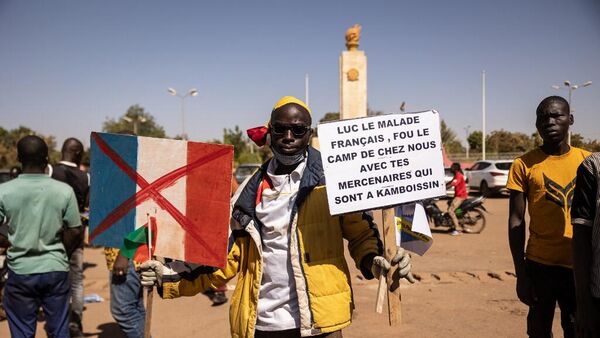 Un hombre sostiene una pancarta durante una protesta de apoyo al presidente de Burkina Faso, Ibrahim Traore, y para exigir la salida del embajador y del Ejército de Francia, en Uagadugú, el 20 de enero de 2023.  - Sputnik Mundo