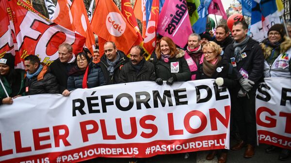 Miles de personas volvieron a salir a las calles de la capital francesa de París para protestar contra la reforma de las pensiones, 19 de enero 2023 - Sputnik Mundo