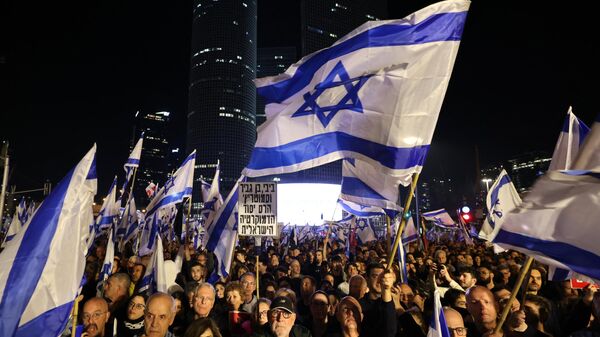 Manifestantes protestan contra el Gobierno de Netanyahu en Tel Aviv, el 21 de enero de 2023 - Sputnik Mundo