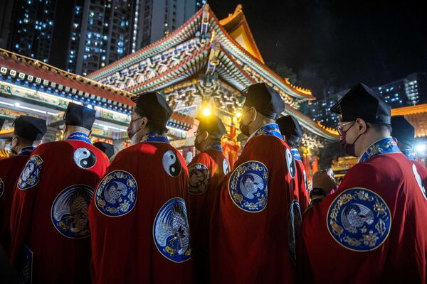 Sacerdotes taoístas acuden al templo Wong Tai Sin para dar la bienvenida al Año Nuevo Lunar del Conejo en Hong Kong a última hora del 21 de enero de 2023. La gente acudió en masa a los templos para rezar por buena suerte y fortuna para el próximo año. - Sputnik Mundo