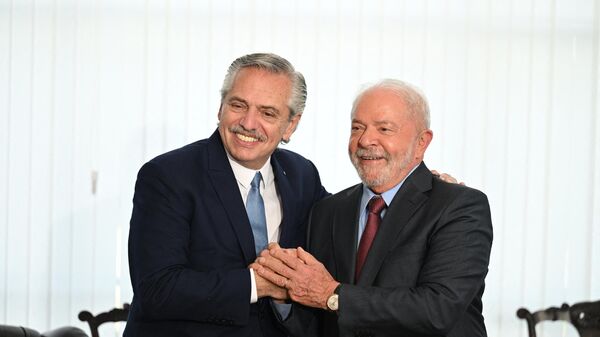 El presidente de Argentina, Alberto Fernández, con el presidente de Brasil, Lula da Silva, el 2 de enero de 2023 en Brasilia - Sputnik Mundo