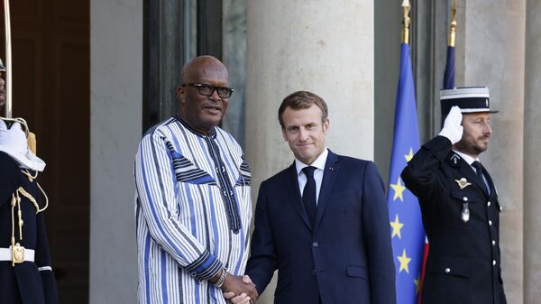 El presidente francés, Emmanuel Macron, con el expresidente de Burkina Faso, Marc Christian Kabore, durante una reunión en París en noviembre de 2021 - Sputnik Mundo
