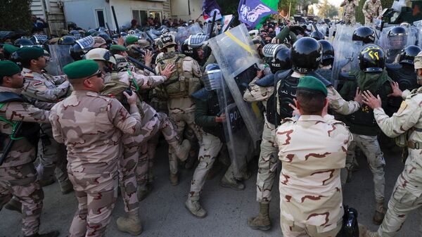 Enfrentamientos frente la embajada de Suecia en Bagdad - Sputnik Mundo