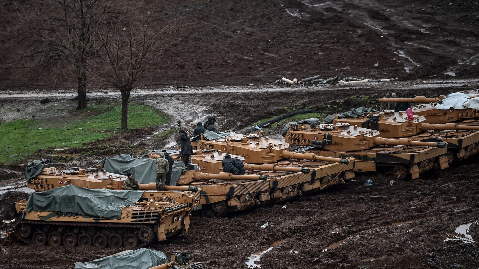 Soldados turcos sobre sus tanques de batalla Leopard 2A4 de fabricación alemana en 2018 (archivo) - Sputnik Mundo, 1920, 25.01.2023