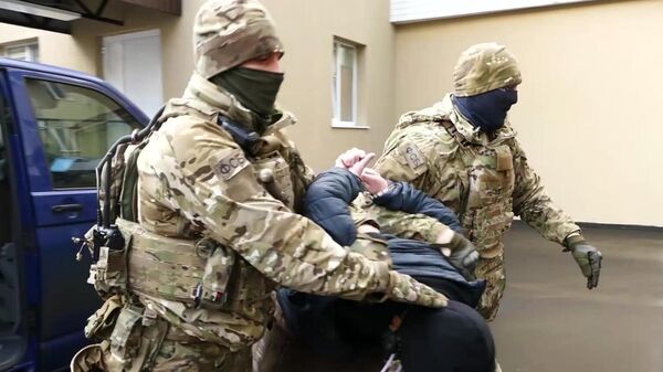 el Servicio Federal de Seguridad de Rusia (FSB) detienen a una persona (imagen referencial) - Sputnik Mundo