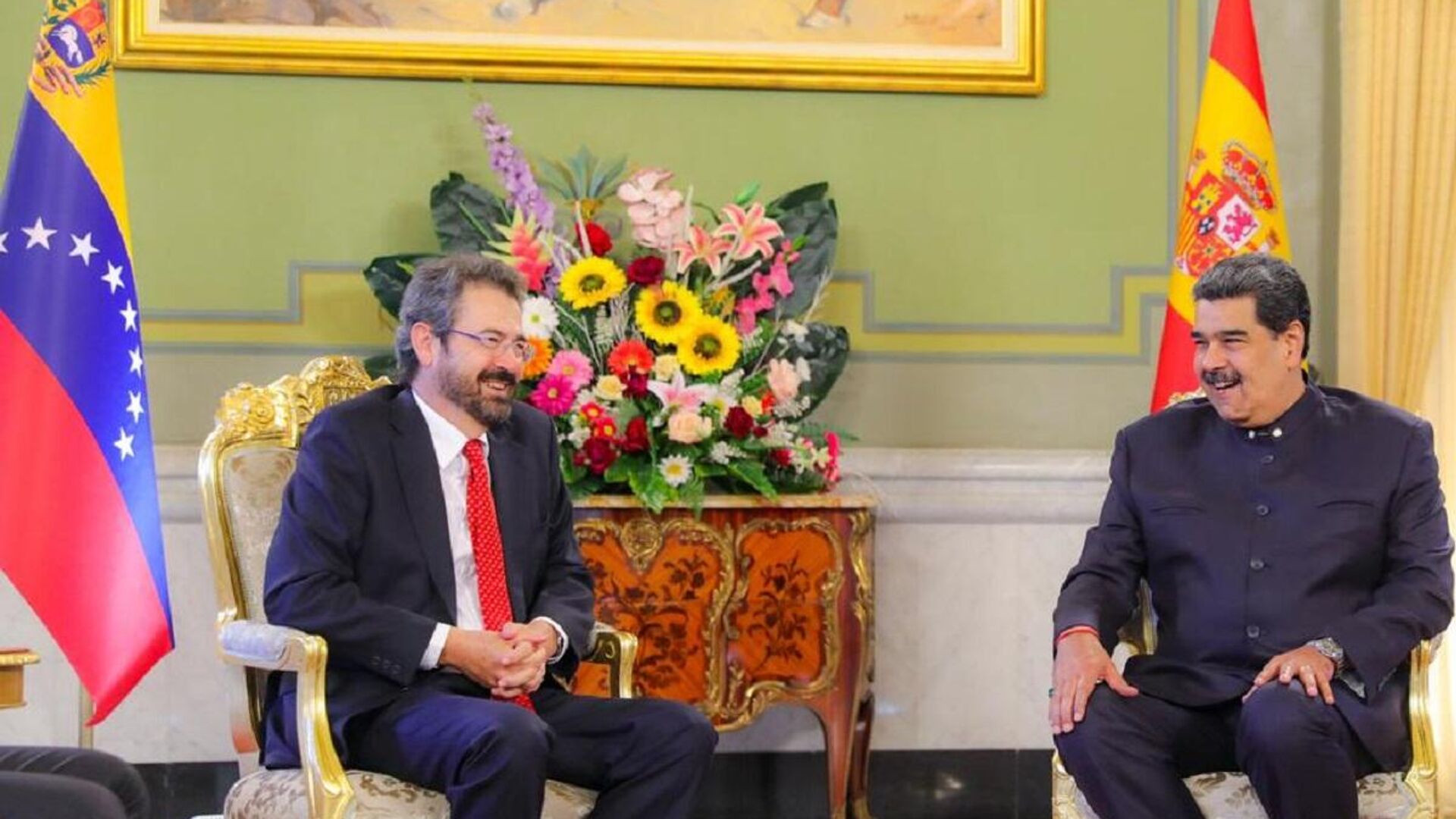 El presidente de Venezuela, Nicolás Maduro, recibió al embajador de España en Caracas, Ramón Santos - Sputnik Mundo, 1920, 25.01.2023