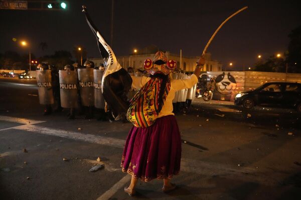 Una participante en las protestas antigubernamentales de Lima. - Sputnik Mundo