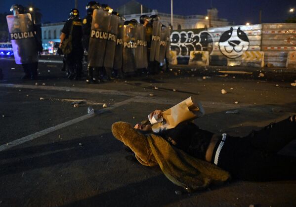 Más de 50 personas han fallecido desde que comenzaron los disturbios en Perú.En la foto: un manifestante en Lima herido por el gas lacrimógeno de la Policía. - Sputnik Mundo