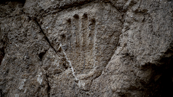 Una misteriosa huella de mano de hace 1.000 años encontrada en Jerusalén  - Sputnik Mundo