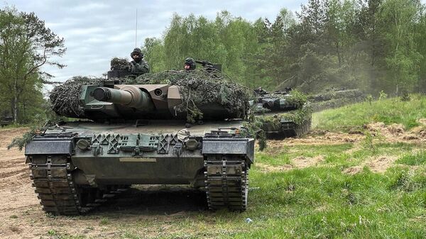 Tanques Leopard 2A durante una maniobra en Polonia coordinada con EEUU. - Sputnik Mundo