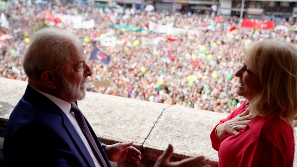 Lula da Silva junto a la intendenta de Montevideo, Carolina Cosse, se dirige al pueblo montevideano - Sputnik Mundo