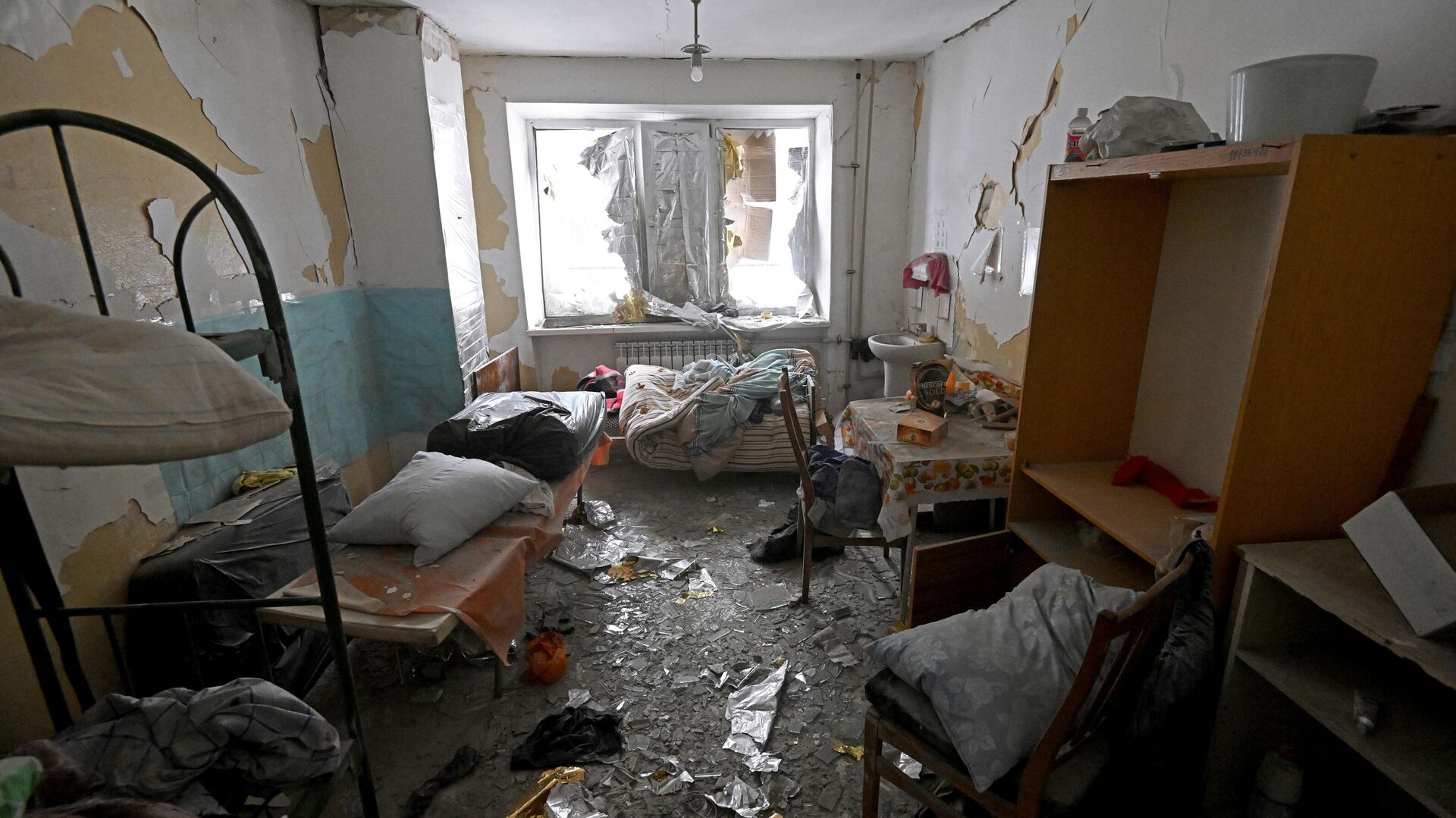 Una de las habitaciones en el edificio médico destruido en Lugansk - Sputnik Mundo, 1920, 28.01.2023