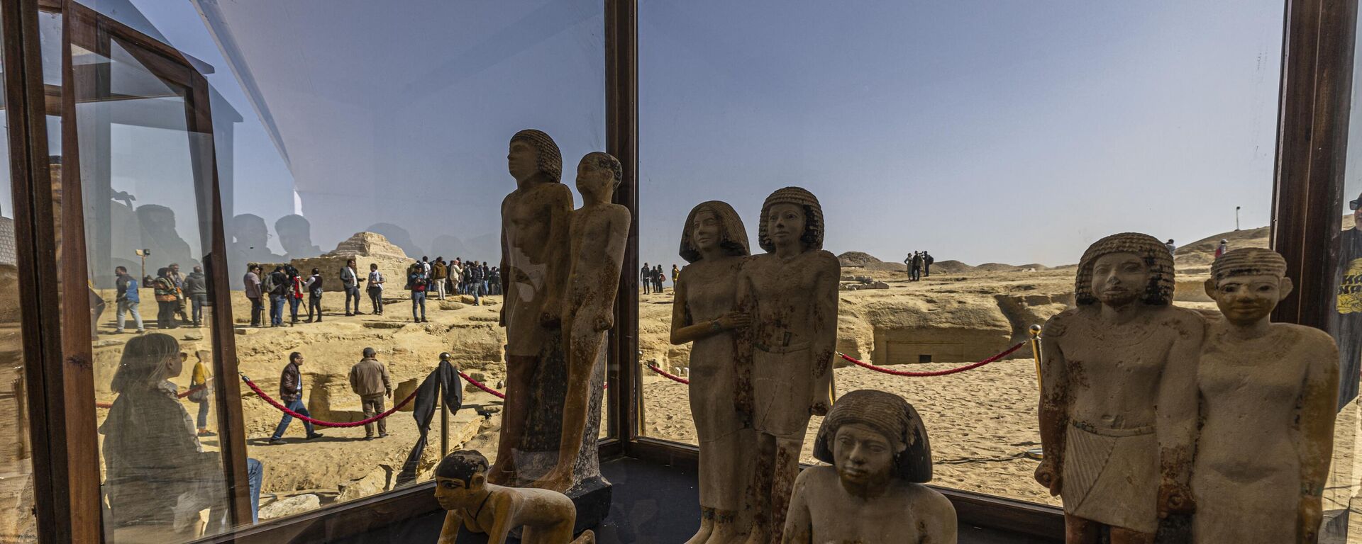 Коллекция статуй фараона демонстрируется во время пресс-конференции в некрополе Саккара - Sputnik Mundo, 1920, 30.01.2023