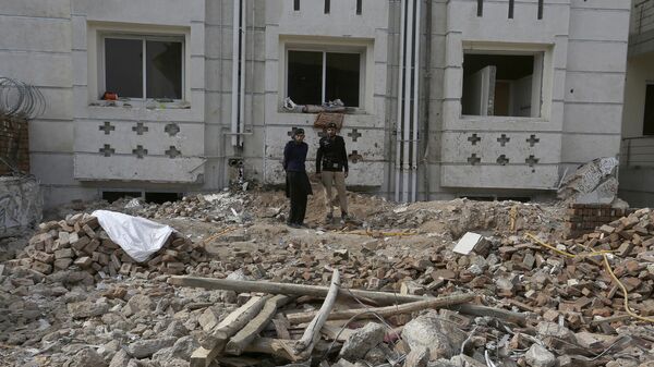 Agentes de policía examinan el lugar del atentado suicida en Peshawar, Pakistán. - Sputnik Mundo