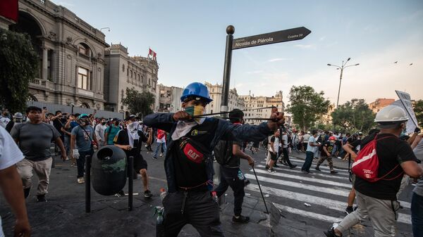 Durante las manifestaciones en Lima, los quejosos han sido hostilizados por la policía con gas lacrimógeno y proyectiles. - Sputnik Mundo