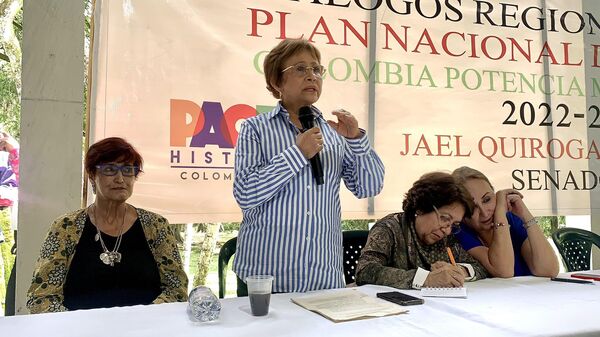 En el centro, la senadora colombiana Jahel Quiroga - Sputnik Mundo