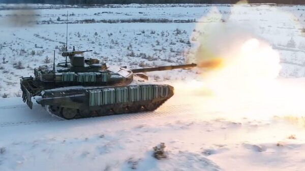 Los carros de combate rusos T-90M realizan prácticas de tiro - Sputnik Mundo