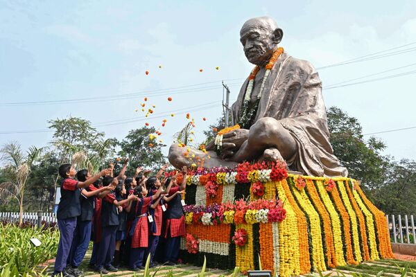 Escolares de Hyderabad, la India, decoran con flores una estatua de Mahatma Gandhi, líder del movimiento por la independencia de la India del Reino Unido, en el aniversario de su muerte, el 30 de enero. - Sputnik Mundo
