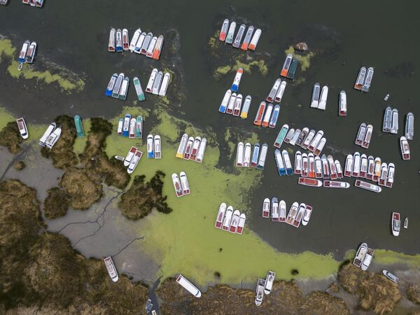 Barcos vacíos amarrados a la orilla del lago Titicaca en Puno, Perú, donde continúan los disturbios desde la destitución del expresidente Pedro Castillo. - Sputnik Mundo