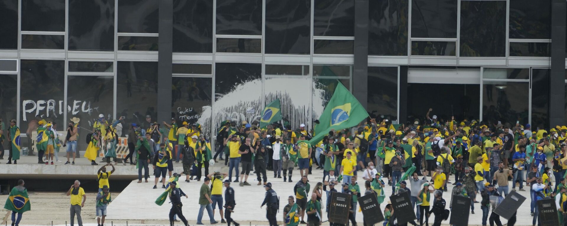 Manifestantes, simpatizantes del expresidente de Brasil Jair Bolsonaro, irrumpen en el edificio del Tribunal Supremo en Brasilia, Brasil.  - Sputnik Mundo, 1920, 20.04.2023