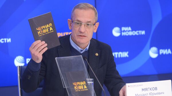 Mijaíl Miagkov, el director científico de la Sociedad Histórica Militar de Rusia, muestra 'El Libro Negro. Atrocidades de Bandera' - Sputnik Mundo