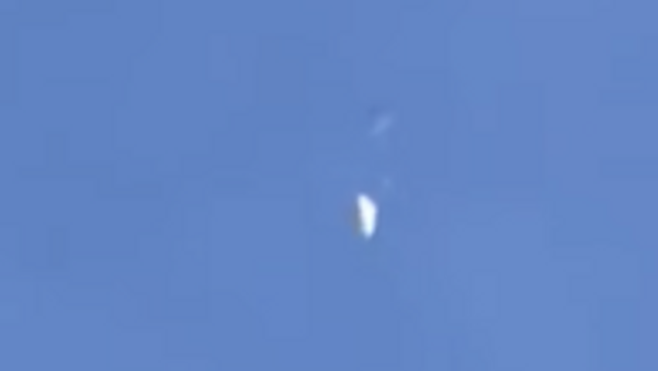 Caída del globo chino se estrella tras ser derribado por un caza F-22 estadounidense mientras sobrevolaba el océano Atlántico, el 4 de febrero de 2023  - Sputnik Mundo