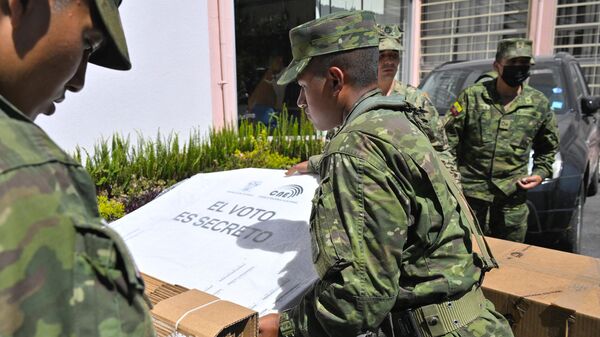 Militares cargan material electoral en camiones, durante los preparativos de las elecciones locales y referéndum en Quito, el 4 de febrero de 2023.  - Sputnik Mundo