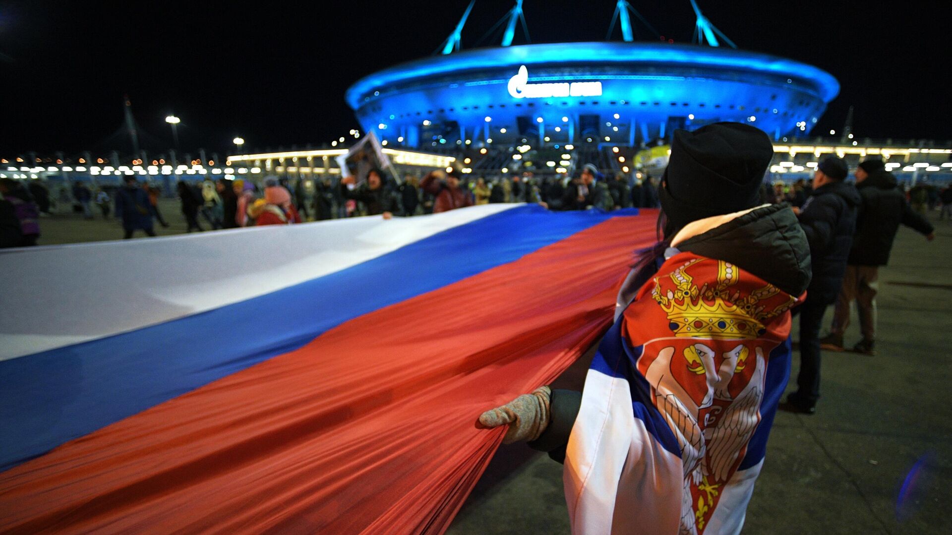 Personas transportan una bandera serbio-rusa de 600 metros por las calles de San Petersburgo, 22 de noviembre de 2022. En septiembre, esta bandera fue portada por los serbios por las principales calles de Belgrado en apoyo a Rusia.  - Sputnik Mundo, 1920, 06.02.2023