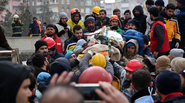 Trabajos de rescate en un edificio dañado por el terremoto en Diyarbakir, Turquíaб 7 de febrero de 2023  - Sputnik Mundo