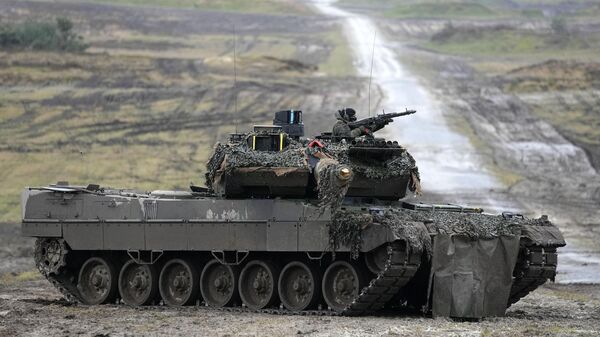 Un tanque Leopard 2 en acción durante una visita del Ministro de Defensa alemán Boris Pistorius   - Sputnik Mundo