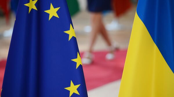 Las banderas de la Unión Europea y Ucrania - Sputnik Mundo