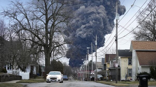 Una nube de humo negro como resultado de la quema de cloruro de vinilo tras el descarrilamiento de un tren de carga en Ohio - Sputnik Mundo