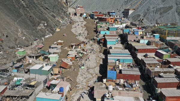 Los residentes caminan por una calle cubierta de escombros causados por un deslizamiento de tierra en Perú (archivo) - Sputnik Mundo