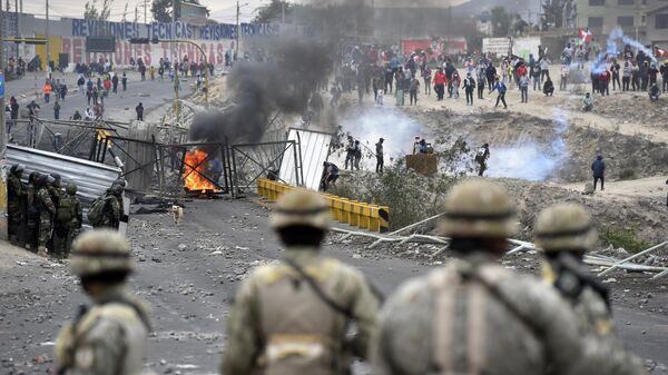 Choque de soldados con manifestantes antigubernamentales en Perú - Sputnik Mundo