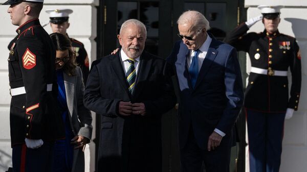 Lula da Silva, presidente de Brasil, se reúne con su homólogo de Estados Unidos, Joe Biden  - Sputnik Mundo
