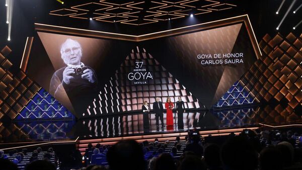 Homenaje al cineasta Carlos Saura durante la edición 2023 de los Premios Goya - Sputnik Mundo