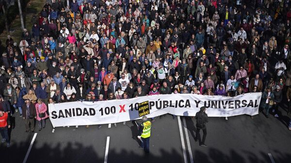 Manifestantes marchan en apoyo del servicio público de salud en el centro de Madrid, España, el 12 de febrero de 2023 - Sputnik Mundo