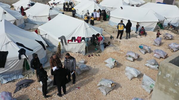 Esta vista aérea muestra hileras de tiendas instaladas por voluntarios para albergar temporalmente a personas que se han quedado sin hogar tras el terremoto en la provincia noroccidental de Idlib, el 11 de febrero de 2023 - Sputnik Mundo
