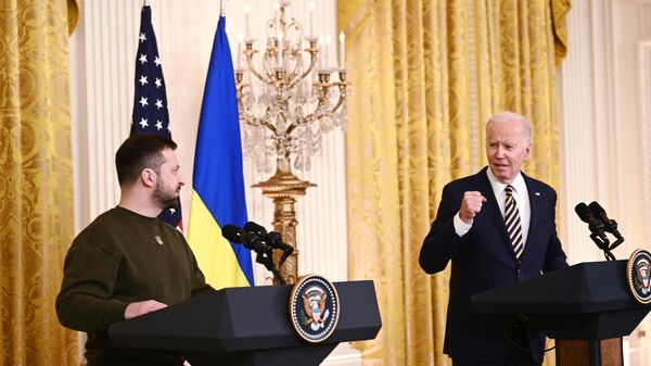 El presidente de EEUU, Joe Biden, con su homólogo de Ucrania, Volodímir Zelenski, en conferencia de prensa el 21 de diciembre de 2022 - Sputnik Mundo