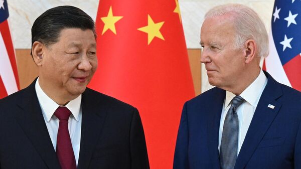 El presidente de China, Xi Jinping, y su homólogo de EEUU, Joe Biden, durante el encuentro del G20 en Bail, el 14 de noviembre de 2022 - Sputnik Mundo