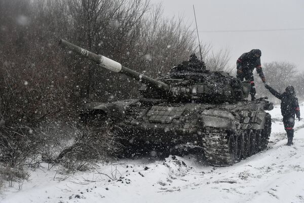 Anteriormente trascendió que los militares rusos utilizaron los tanques T-90M Proriv durante las operaciones de combate en la dirección de Jersón.En la foto: un vehículo blindado T-72B3. - Sputnik Mundo