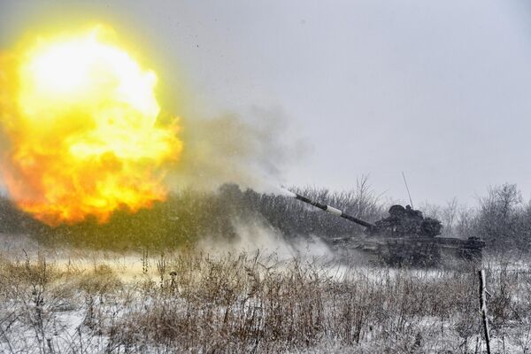 Las tripulaciones de las máquinas rusas T-72B3 (en la foto) atacan cada día las posiciones de los militantes ucranianos en la dirección de Zaporozhie. Además, también en esta zona hay vehículos de reconocimiento BRM-1K modernizados. - Sputnik Mundo