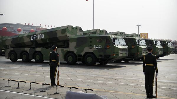 Vehículos militares chinos que transportan misiles balísticos DF-17 - Sputnik Mundo